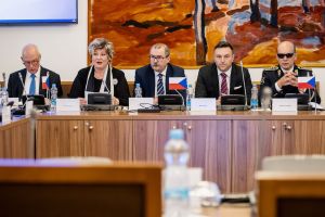 setkn-vbor-pro-obranu-a-bezpenost-parlament-zem-v4_017_29424_53687490694_o.jpg (Dokument, 311 KB) setkn-vbor-pro-obranu-a-bezpenost-parlament-zem-v4_017_29424_53687490694_o.jpg (Dokument, 311 KB)